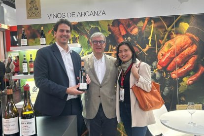 Los responsables de la bodega, en la feria alemana.