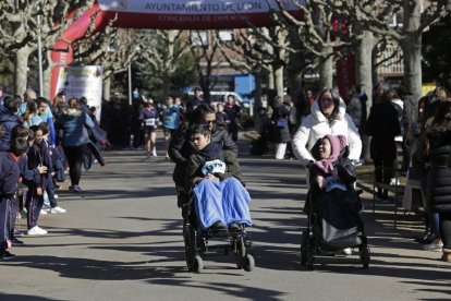 Personas con parálisis cerebral y sus monitoras en la carrera.
