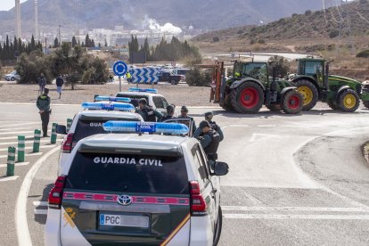 Imagen de archivo de un operativo de la Guardia Civil en una carretera de Murcia. EFE/ Marcial Guillén