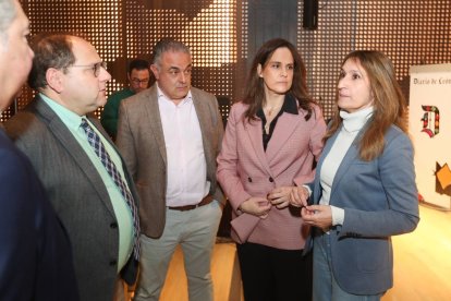 Torné, Carrera, Nieto, Adriana Ulibarri y Rocío Lucas.