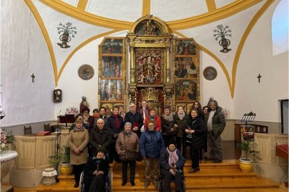 Los feligreses con el obispo.