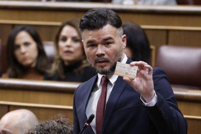  El portavoz de ERC, Gabriel Rufián, muestra un billete de Rodalies.