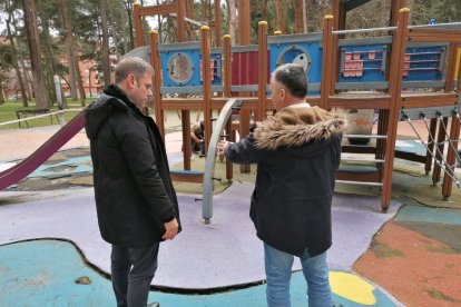 Iván Alonso, con un técnico en su visita a este parque infantil.