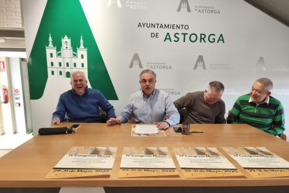 El alcade de Astorga, segundo por la izquierda, en la presentación del congreso.