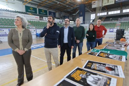Autoridades y organizadores ven un vídeo sobre Urbano durante la presentación del homenaje.