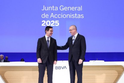 Carlos Torres Vila, presidente de BBVA, y Onur Genç, consejero delegado.