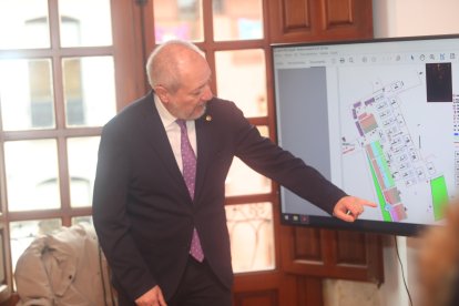 Nacho Tejera es el abad de la cofradía del Dulce Nombre de Jesús Nazareno. En la imagen, muestra el plano que explica la distribución del espacio.