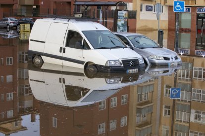 Las intensas lluvias provocan el desbordamiento del río Adaja a su paso por Ávila.