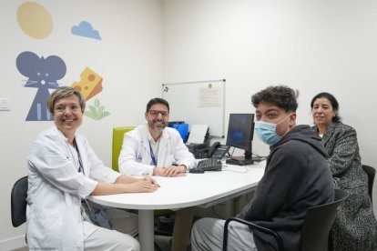 Anas Mastour (2d), su madre, Malka (d), el doctor Jesús Quintero y la enfermera Lis Vidal.