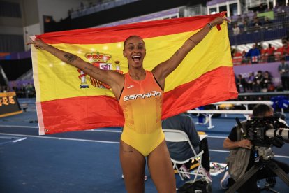La española Ana Peleteiro-Compaore posa con la bandera de España tras lograr el bronce en los Mundiales de pista cubierta que se disputan en la ciudad china de Nanjing, China. EFE/EPA/ANDRES MARTINEZ CASARES