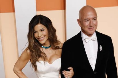 El CEO de Amazon Jeff Bezos y su pareja Lauren Sanchez.