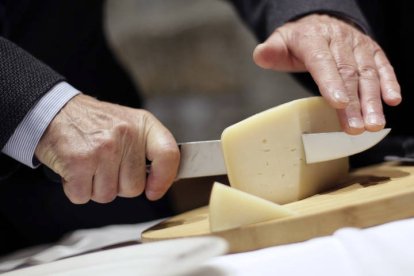 Corte de queso durante un concurso.