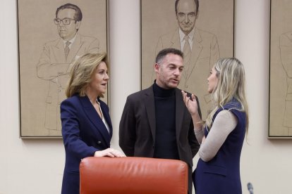 Cospedal (i) antes de comparecer en la comisión.