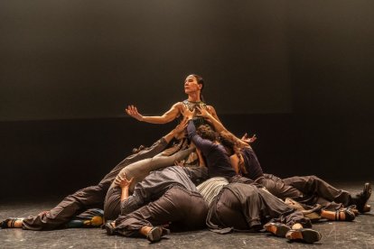 La bailarina Helena Martín en una escena del espectáculo 'Fronteras en el aire'.