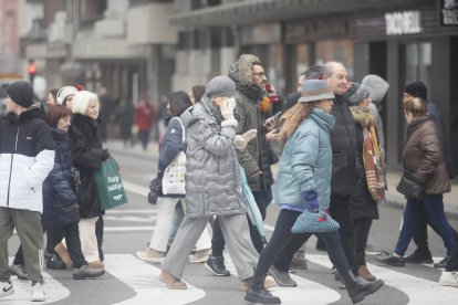 Gente caminando por la calle en León.