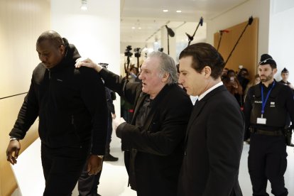 El actor Gerard Depardieu está siendo juzgado por cargos de agresión sexual contra dos mujeres en el set de la película 'Les Volets Verts' en 2021. (Francia)
EFE/EPA/CHRISTOPHE PETIT TESSON