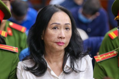 ARCHIVO. Ho Chi Minh (Vietnam), 10/04/2024.- Truong My Lan, chairwoman of Van Thinh Phat Holdings, sits during her trial at the Ho Chi Minh City People's Court in Ho Chi Minh City, Vietnam, 11 April 2024. Vietnamese tycoon Truong My Lan has been sentenced to death by a court in Ho Chi Minh City for one of the country's largest fraud cases, which involves the embezzlement of USD 12.5 billion from Saigon Commercial Bank, according to state media. EFE/EPA/STRINGER