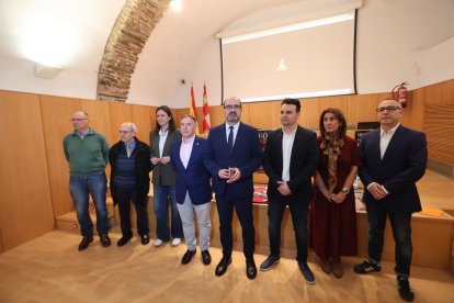 El alcalde, concejales y representantes de todas las cofradías, en la presentación, ayer.