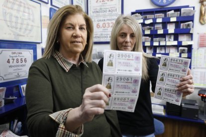 Loteras de la administración de Santa Clara con los décimos de homenaje, a la izquierda, y a la derecha doña Angelita con la enciclopedia mecánica.