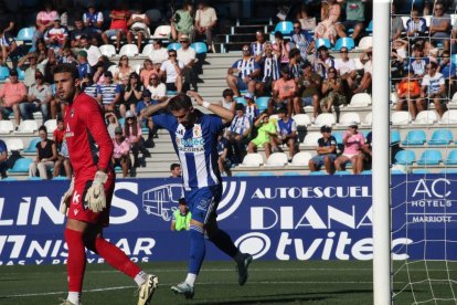 El primer remate de la Liga se le fue al palo a Cortés. El punta se lamentaba de ello.