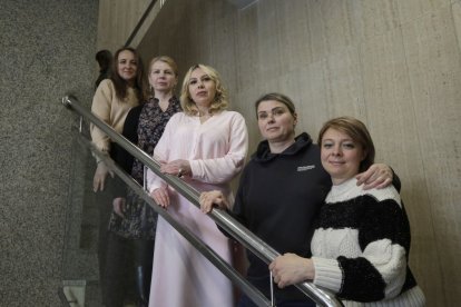 Alla Kysil, Olena Khodyka, Tetiana Motychkina, Olha Dynnik, y Viktoriya Zavyetnova, quien actuó como traductora para Diario de León.