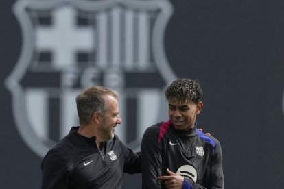 Flick conversa con Yamal tras regresar a los entrenamientos.
