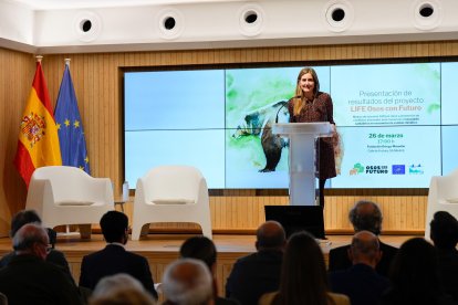 La vicepresidenta tercera y ministra para la Transición Ecológica y el Reto Demográfico, Sara Aagesen, ha participado este miércoles en el evento final de presentación de resultados del proyecto LIFE Osos con Futuro “Mejora de los recursos alimentarios clave para el oso pardo cantábrico y prevención de los conflictos invernales en un escenario de cambio climático”.EFE/Miteco