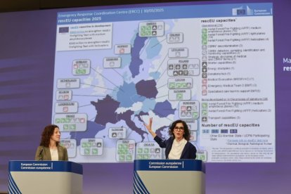 Hadja Lahbib (R) y Roxana Minzatu presentan ayer en Bruselas el plan de Emergencias.