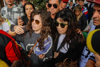 Dalma (i) y Giannina Maradona (d), hijas de Diego Armando Maradona a su llegada a los tribunales de San Isidro en Buenos Aires (Argentina). Foto de archivo. EFE/ Juan Ignacio Roncoroni