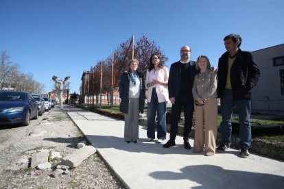 El alcalde Marco Morala, con Lidia Coca y Mari Crespo en la zona que será mejornada en Fuentesnuevas.