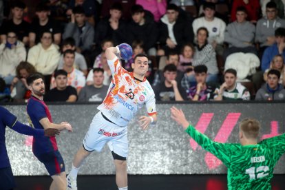 El Ademar se mantuvo en el partido de principio a fin con una imagen notable ante el Barça.