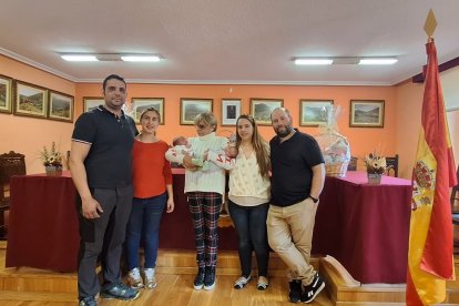 La alcaldesa de Murias de Paredes, Mari Carmen Mallo, con los nuevos vecinos y sus padres.