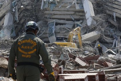 Imagen de los escombros de un edificio en Bangkok.