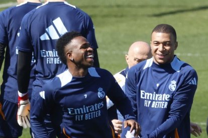 Vinicius y Mbappé, en el entrenamiento de este viernes.