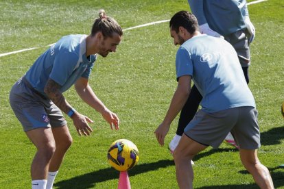 Griezmann y Koke Reusrección, durante el entrenamiento.