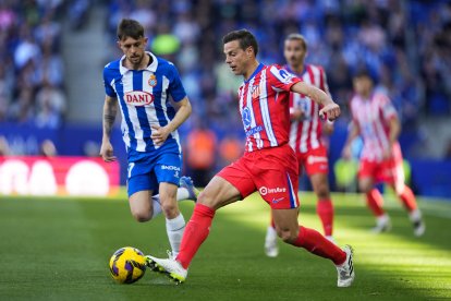 El defensa del Atlético de Madrid César Azpilicueta y el centrocampista del RCD Espanyol Jofre Carreras, durante el partido de la jornada 29 de LaLiga entre el RCD Espanyol y el Atlético de Madrid, este sábado en el RCDE Stadium en Cornellá de Llobregat (Barcelona).- EFE/ Alejandro García