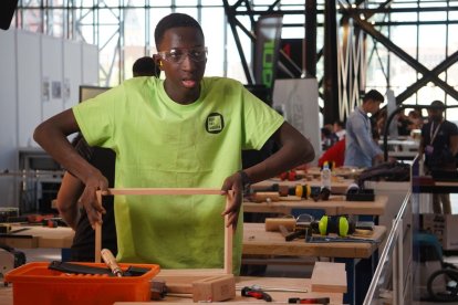 Un alumno de un ciclo de Madera durante los skills celebrados en León.