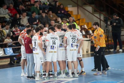 La plantilla del Ademar se conjura para que el objetivo de llegar a Europa siga vivo.