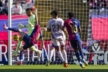 El delantero del Barcelona Robert Lewandowski remata para marcar gol contra el Girona, durante el partido de la jornada 29 de LaLiga que FC Barcelona y Girona disputan este domingo en el estadio Lluis Companys de Barcelona. EFE/ Alejandro García