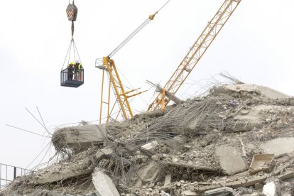 Imagen de los rescates en uno de los edificios de Bangkok.