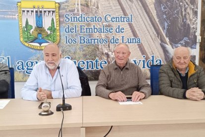 Manuel Mantecón, Julio Cesar Carnero y Angel Quintanilla durante la asamblea de febrero.