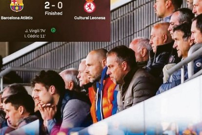 Hansi Flick y jugadores del Barça vieron el partido.
