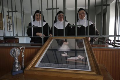Sor Ana María, sor Guadalupe y sor Beatriz con el retrato de la fundadora y el premio concedido por la Diócesis.