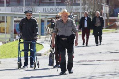 Pensionistas pasean aprovechando el buen tiempo.