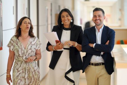 Los procuradores socialistas Ana Sánchez y Diego Moreno.