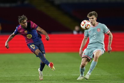 Lamine Yamal ante la oposición de Pablo Barrios en el partido de ida de semifinales de Copa.