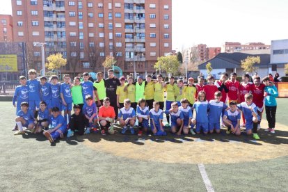 Los equipos de los colegios leoneses participantes, con el campeón Agustinos que posa con sus integrantes agachados a la derecha.