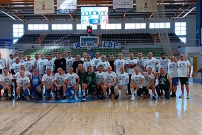 El día empezó con el duelo de veteranos, siguió con el recibimiento al equipo de 2ª FEB y acabó con el choque y con el homenaje a Urbano.
