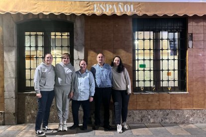 La familia y descendientes que han regentado el bar Español hasta su cierre anoche.
