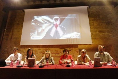 Participantes en la jornada sobre cirugía conservadora de mama en el Palacio Conde Luna.  El salón de actos estuvo lleno durante la actividad.